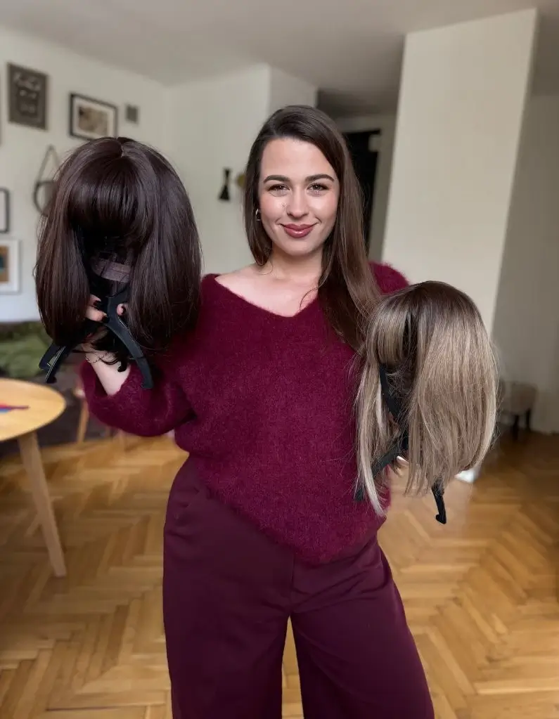 Ewa trzymająca peruki w rękach, które są potrzebne do analizy kolorystycznej