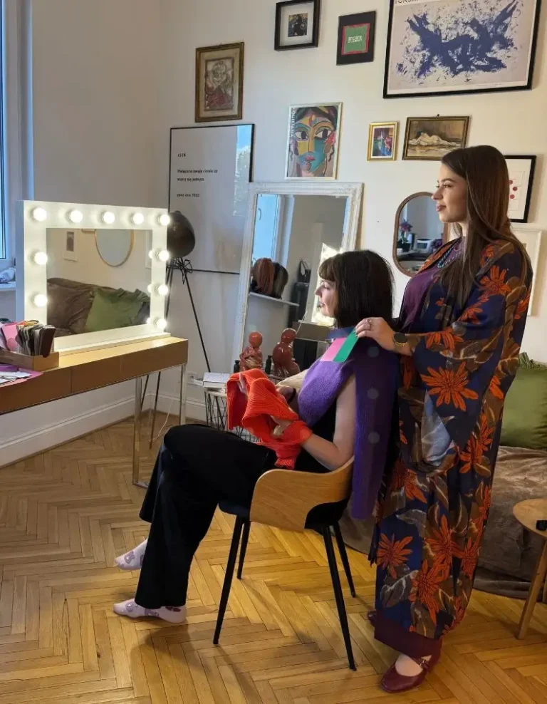 Ewa Gloria podczas pracy w studio z klientką, praca polegająca na znalezieniu najlepszych kolorów dla swojego typu urody.