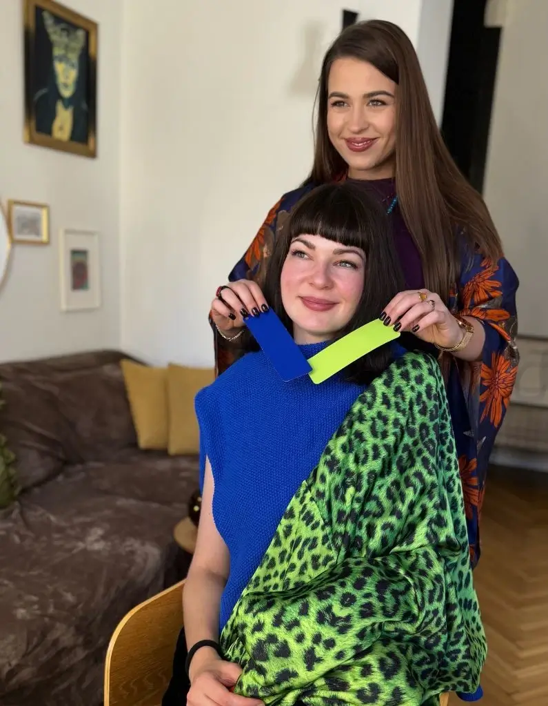 Zadowolona klientka z analizy kolorystycznej, którą przeprowadza Ewa