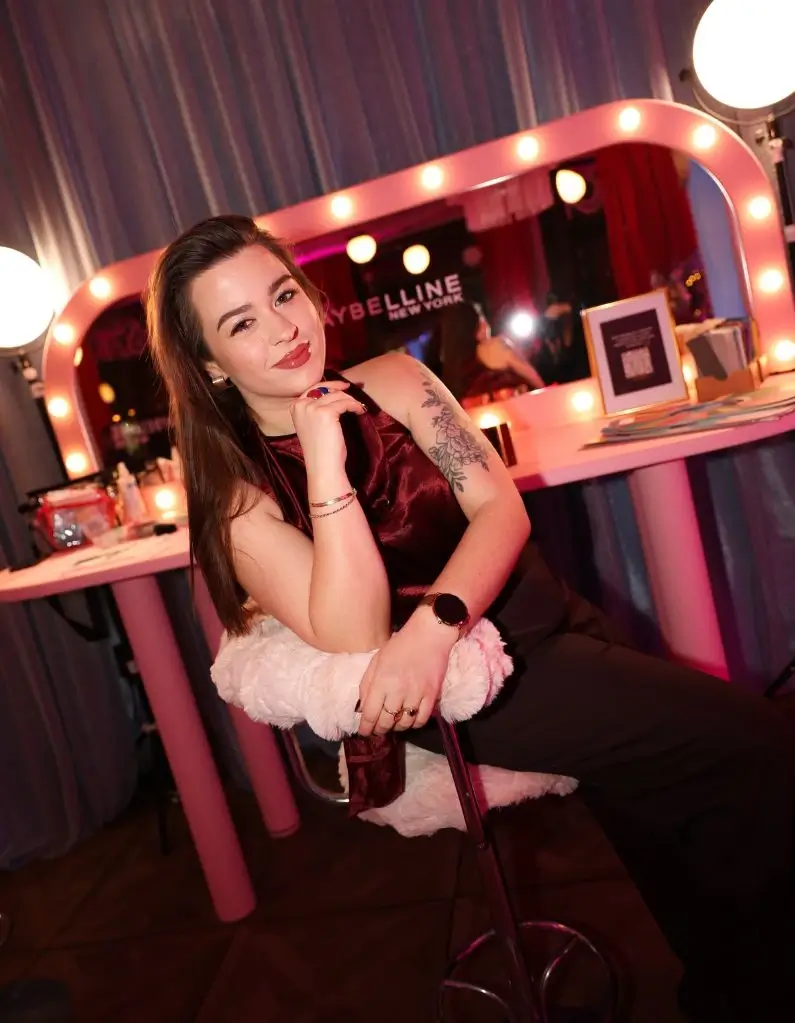 Ewa Gloria przy swoim stanowisku wystawczym podczas wydarzenia organizowanego przez firmę Maybelline